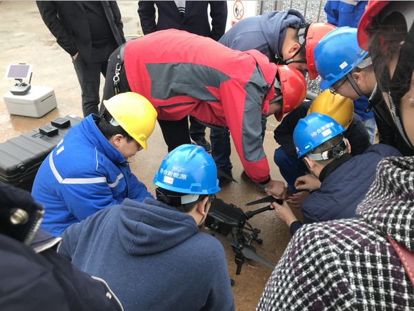 当地工作人员练习安装2.JPG